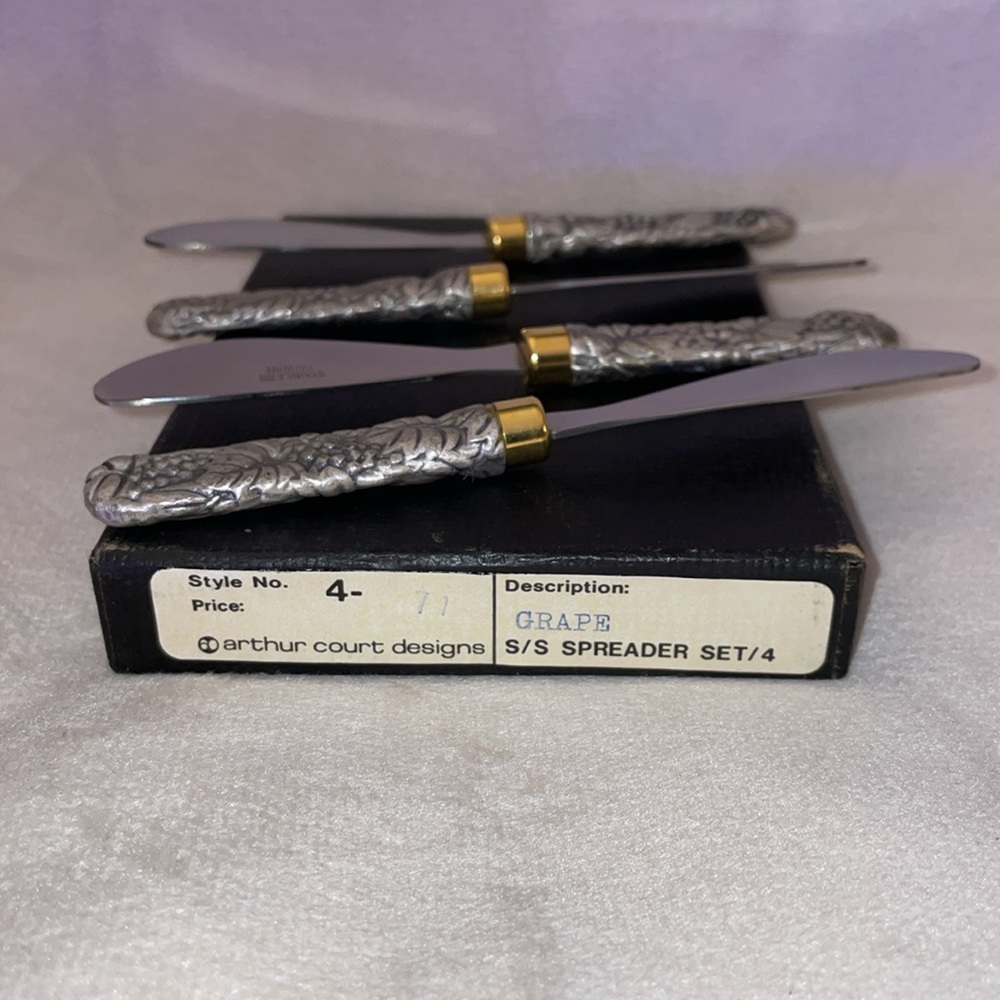 NIB VINTAGE ARTHUR COURT DESIGNS 4 spreader knives. - Picture 2 of 5